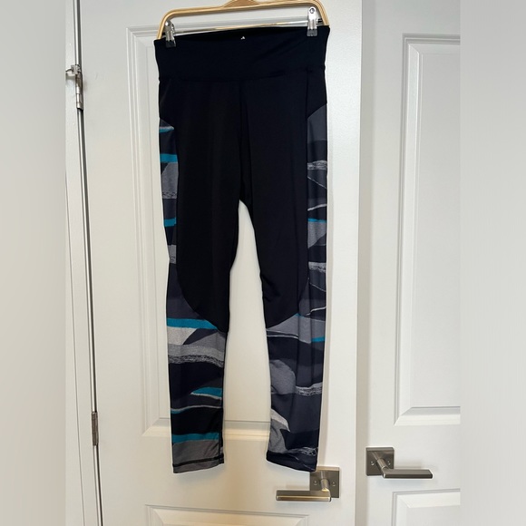 Adidas climalite cropped legging size medium item 07-26 - Picture 2 of 8